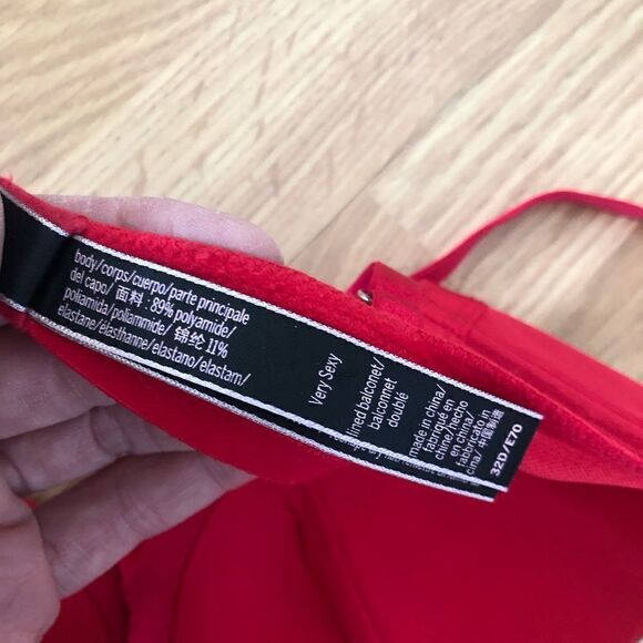 VICTORIA’S SECRET Very Sexy Red Crochet Lined Balconet Bra SIZE 32D - Picture 10 of 11